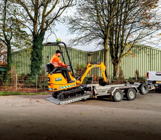 JCB sparks excitement with electric 8008E debut at EHS