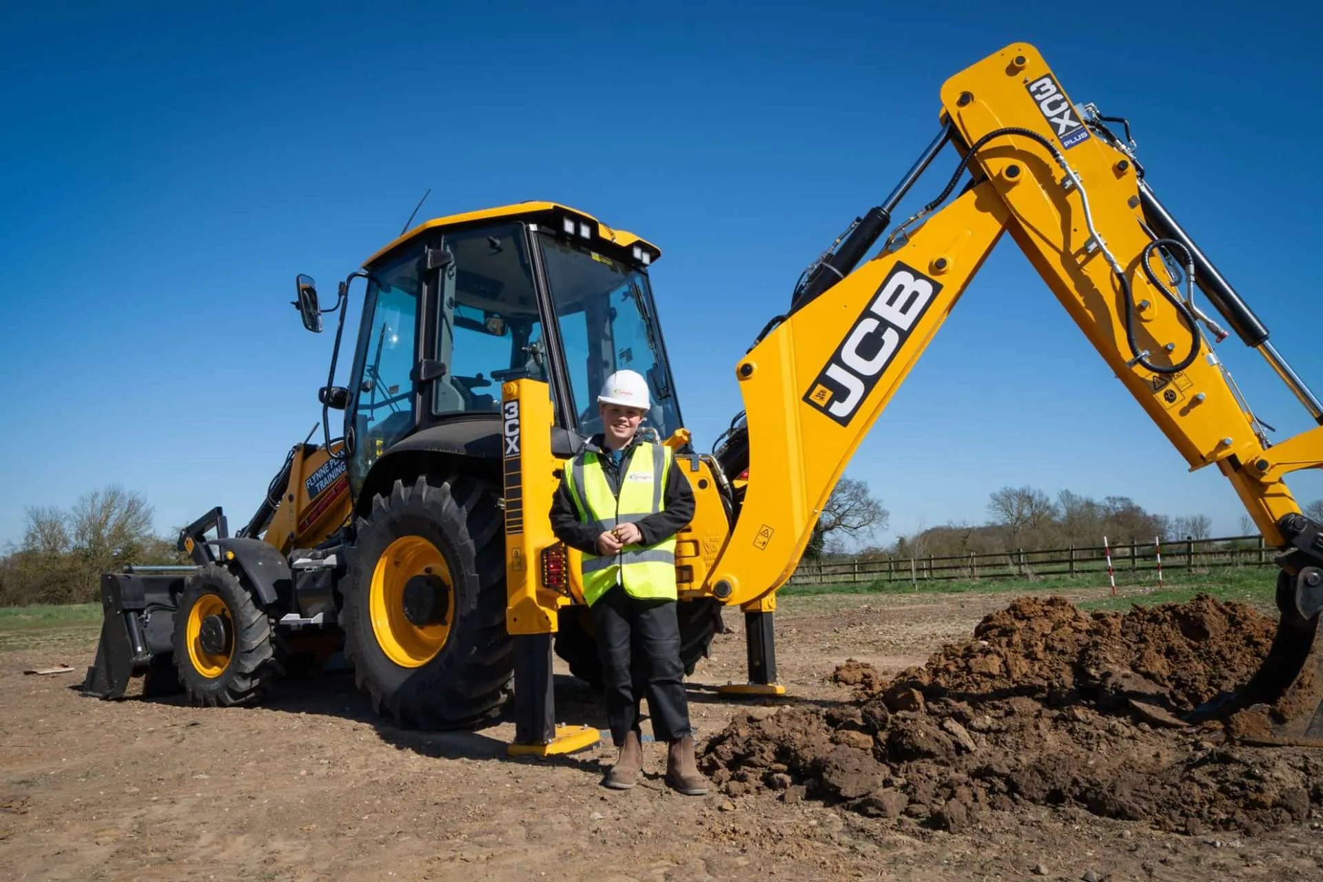 Meet the UK’s Youngest Digger Driver – 13-Year-Old Finlay Gallagher ...